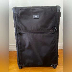 TUMI Alpha - Extended Trip Expandable 4 Wheeled Suitcase Black
